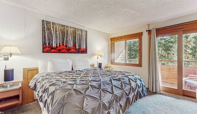 Second-level studio with mountain views - pool & covered balcony