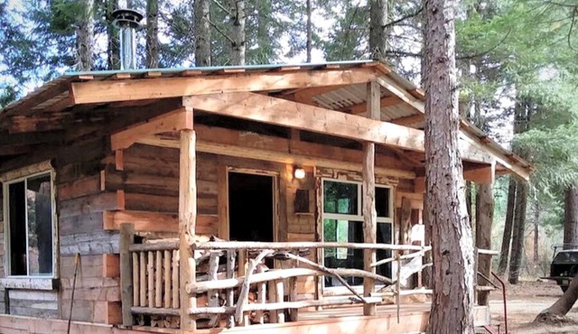 Serene Cabin Getaway with a Charcoal BBQ near Tahoe National Forest, California