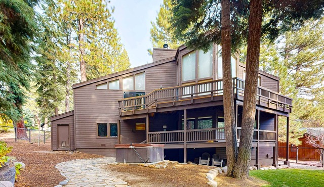 Serene home with fireplace, wood stove, kitchen, W&D, hot tub, & gas grill