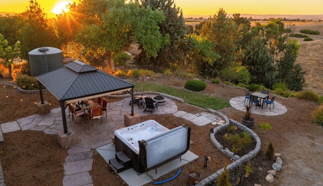 Serenity Vista Retreat-sleeps 8|EV|sauna|Hot Tub