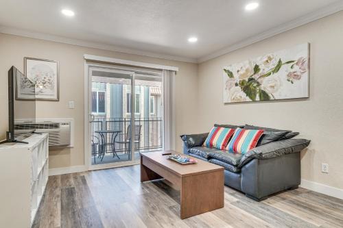 Shop, Hike & Sip Wine: Pleasanton Gem w/Balcony!