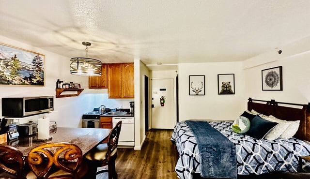 Sierra Pines Condo - Inside Yosemite - Sleeps 4