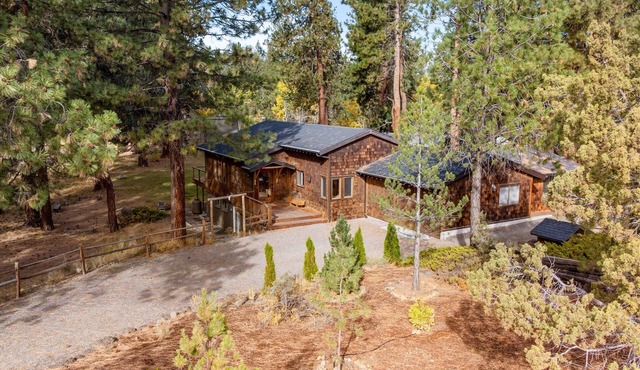 Sisters, OR Lodge – Pickleball, Private Creek, Hot Tub & Mt Views on 8.5 Acres in Sisters