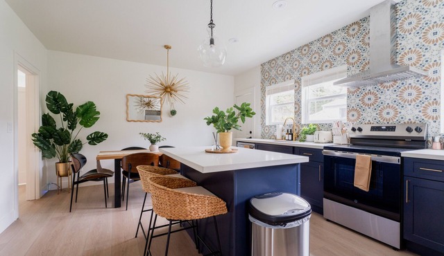 Sleeps 12 · 3-Kitchen · Walk to Link Light Rail