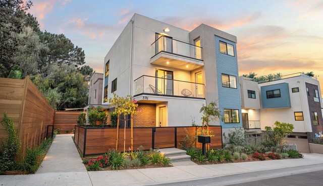 Sleeps 26 | 2 Homes, Steps from Sunset Cliffs, Ocean Beach & Dining