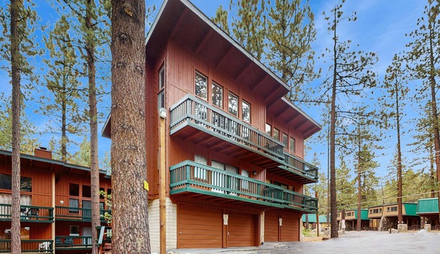 Slopeside alpine condo with gas fireplace, shared hot tub-at base of Heavenly Lodge