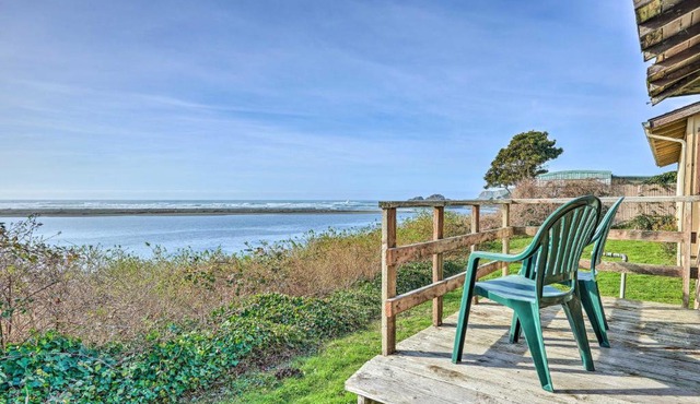 Smith River Vintage Cabin: Oceanfront Deck + Views