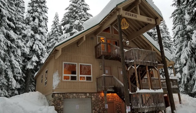 Snoqualmie Pass Inn - 2 Bedroom Apt. Christmas all year long decor!