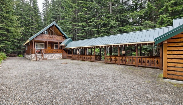 Snoqualmie Pass Ski Cabin w/Hot Tub and Bonus Tree House!