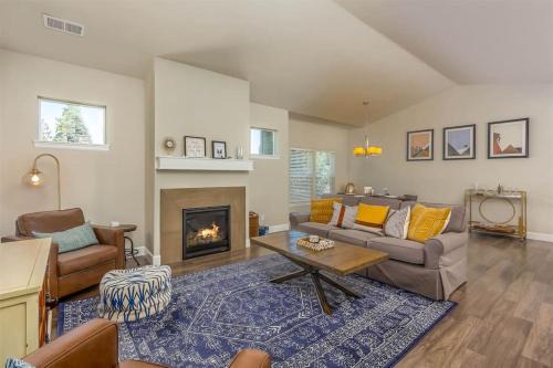 Sonata Getaway Pet friendly Near Old Mill District in Bend
