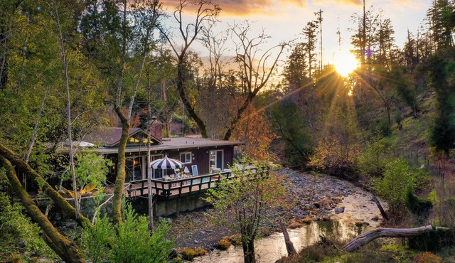 Sonoma Creek Haven - Creekside Hot Tub Retreat