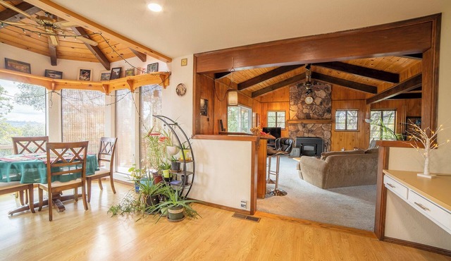 Sonora Splendor – Stately 3 BDR on Secluded Lot w/Sauna, Pool Table & More!