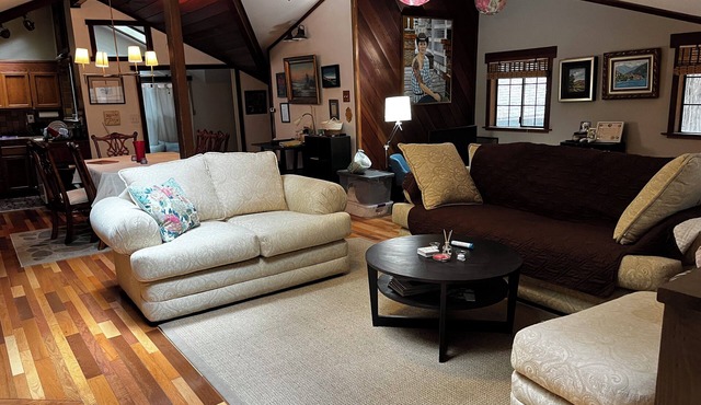 Soothing house among the redwoods with WiFi in charming Forestville
