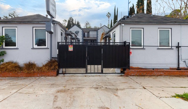 Spacious 1 Bedroom in Studio City Unit B