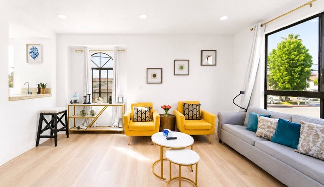 Spacious 3BR Townhome Near DTLA w/Garage & Balcony