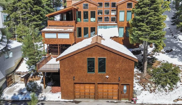 Spacious 4/5BR 4BA Tahoe Retreat w/Hot Tub – Walk to Lake & Near Ski Resorts