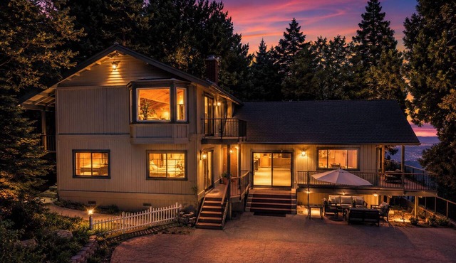 Spacious 4-bedroom house minutes from Lake Arrowhead for a relaxing stay