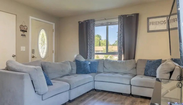 Spacious 4-bedroom house in charming Yakima with AC, WiFi