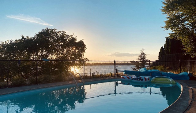 Spacious 4 bedroom lakefront house: with private dock and pool.