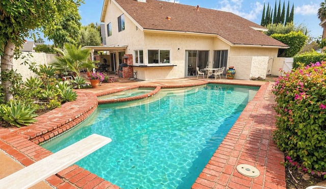 Spacious 4-bedroom house with Pool and spa