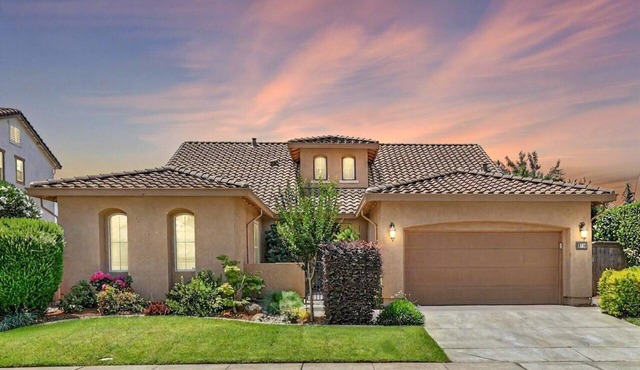 Spacious 4BR Home w/TWO Master Suites Sleeps up to 8 Near Sacramento