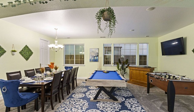 SPACIOUS 5BD HAVEN—POOL TABLE, BBQ, MOVIE THEATRE, FIRE PIT, GAMES+
