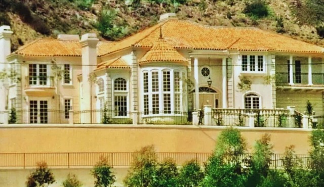 Spacious 6-Bedroom Estate in Fabulous Los Angeles with Tennis ,Pool & Spa
