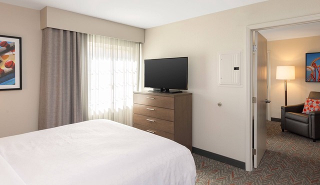 Spacious Accommodation Close to Shaws Cove Beach! Pool, Parking, Shuttle!