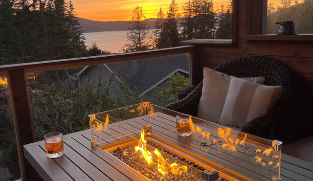 Spacious Anacortes ocean view retreat!