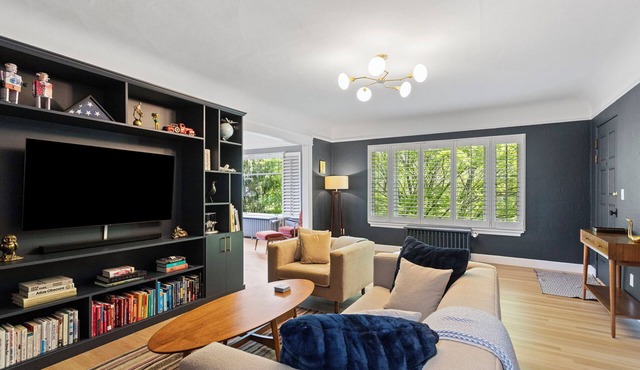 Spacious, Bright Eastlake Stay +Parking, WFH Ready