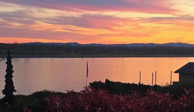Spacious Columbia River View Executive home. Sleeps 8. Beautiful views of river