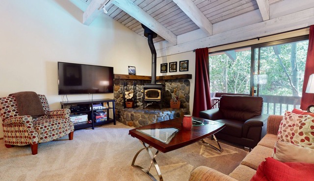 Spacious Home, Washer/Dryer. Quiet Location Near Biking Trails. Pool On-site