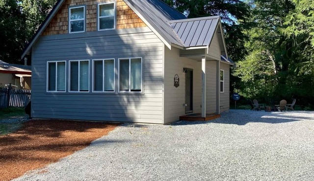 Spacious Modern Cabin! 5mi to Park w/Hot Tub & Wifi