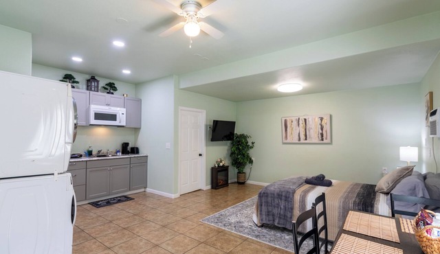 Spacious Modern Studio with a private entrance nearby Sequoia N Park