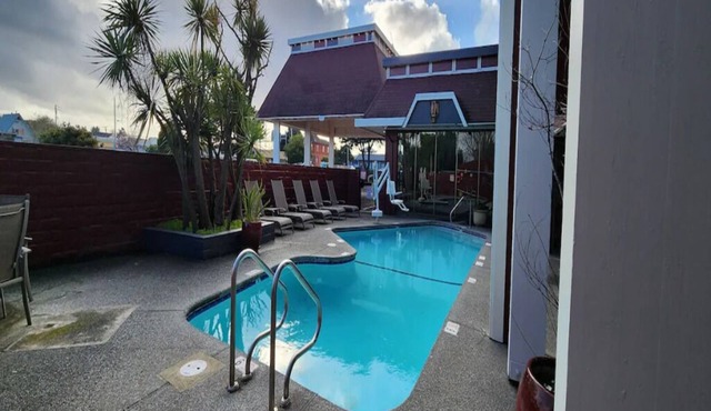 Spacious Queen Room w/Relaxing Surroundings Near Downtown Eureka