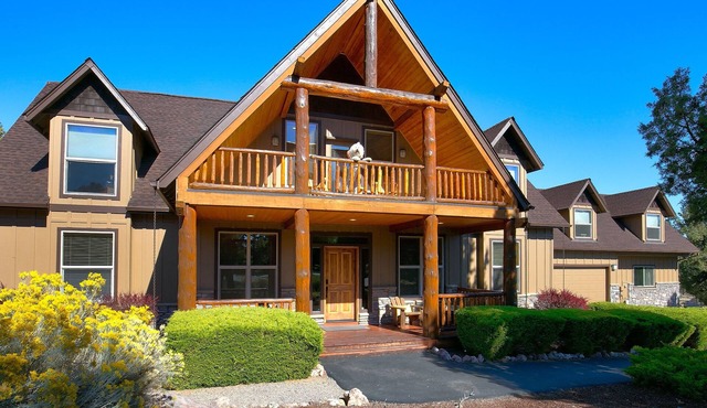Spacious & Rustic Lodge Cabin. 4 Bedroom Kid & Pet Friendly w/Private Hot Tub!