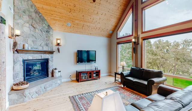 Spacious, Three-Story House w/Large Deck, Gas Fireplace, and Valley Views in Eugene