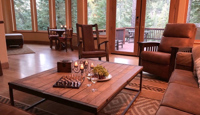 Spectacular, sleeps 9, backs to forest, hot tub, game rm, 3mi from ski, pet okn
