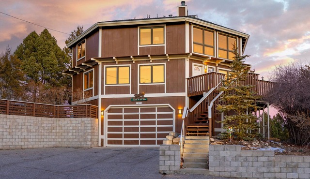 Spectacular views-5- cars easily. pool table and brand new hot tub.