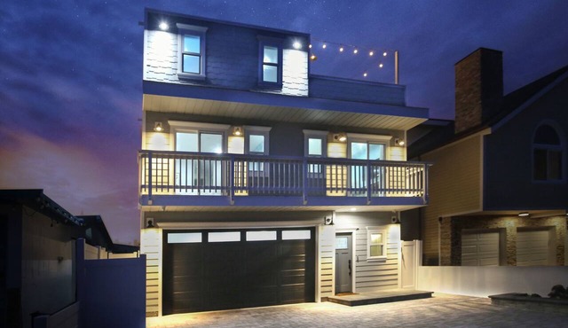 Steps to Sand: Game Room, Family Beach Retreat, 4 Ensuites, Pets OK