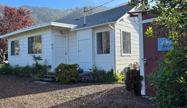 Stinson Beach Cottage - 1 Minute Walk to Beach, in Town with Amenities Galore!