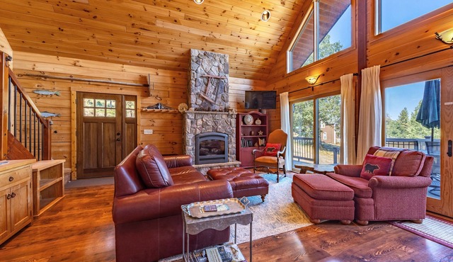 Straight From The Heart - Cozy Log Cabin at Hartland Lake Near Lyle