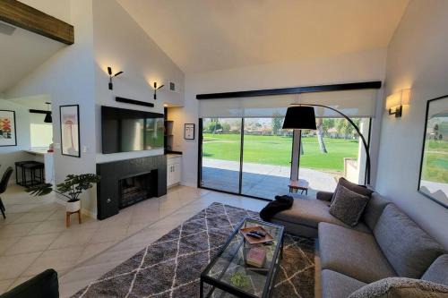 Stunning 3BD 3BA 36 pools and hot tubs patio with BBQ