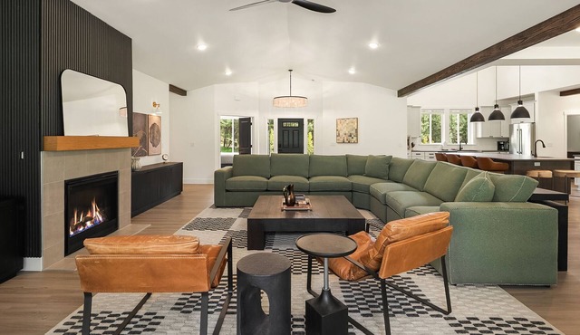 Stunning 6 BR, modern-mountain home on 3 acres! *Pet friendly!