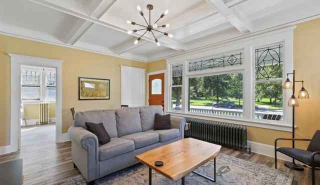 Stunning Craftsman Home in Manito FREE parking