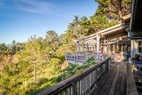 Stunning Elk House Oceanfront Deck & Views