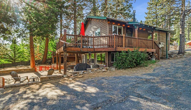 Stunning Lake Views at Lake Almanor Cabins 6 & 7