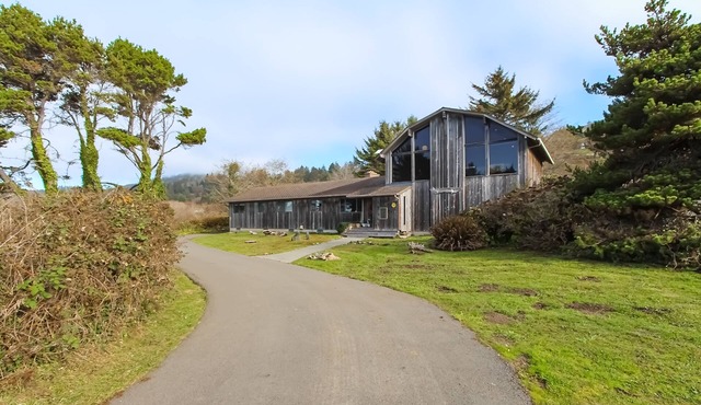 Stunning Ocean & Mountain Views, Quiet Family Home, Gas Grill, Beach Access