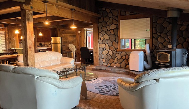 Stunning View, Large Living Room, King bed, 45 acre Redwood Retreat