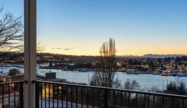 Stunning water view, pet friendly, luxury 3-bedroom townhome with AC in Seattle